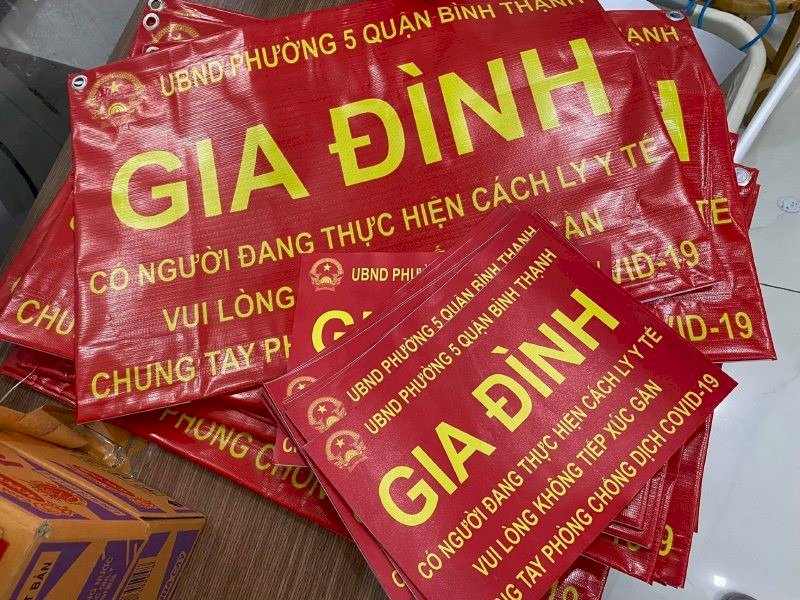In banner biển báo chống dịch Covid-19: Gia đình có người đang thực hiện cách ly y tế. Vui lòng không tiếp xúc gần