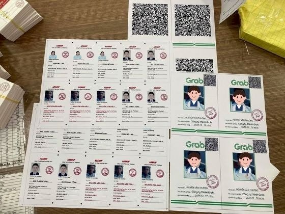 In thẻ tên Shipper Grab - Thẻ nhựa theo mẫu công ty | In Kỹ Thuật Số Since 2006
