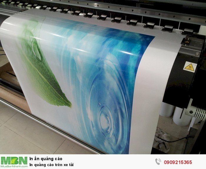 In quảng cáo trên xe tải