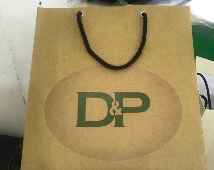 In túi giấy Kraft có quai dây xoắn thừng đen