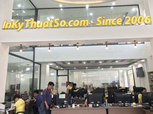 Hộp đèn làm bằng chất liệu gì?