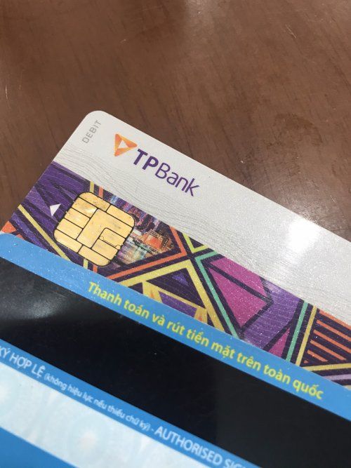 Thẻ ATM làm bằng chất liệu gì?