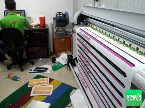 Công ty Việt Nam Printing trực tiếp thực hiện in ấn silk làm dải băng đeo chéo cho khách hàng tại máy in mực nước khổ 1m4 cho thành phẩm in đẹp, màu sắc tươi sáng, tên công ty rõ ràng