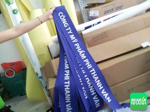 Dịch vụ in ấn silk giá rẻ làm dải băng đeo chéo cho nhân viên gian hàng Gạch 3D nghệ thuật Mạnh Trí tại hội chợ VietBuild