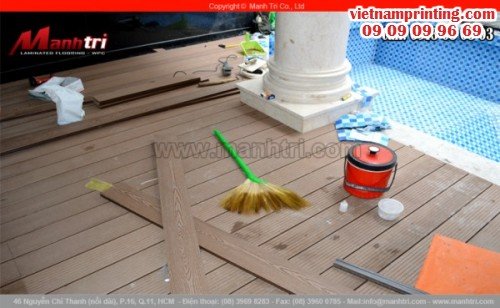 Xây dựng sàn gỗ hồ bơi trong gia đình